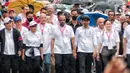 Presiden Joko Widodo (tengah) bersama jajaran menteri dan para duta besar negara-negara anggota Asean serta non-Asean berjalan dalam Parade Asean di Jalan MH. Thamrin, Jakarta, Minggu (29/1/2023). Acara tersebut merupakan 'kick off' keketuaan Indonesia dalam ASEAN 2023 yang puncaknya akan berlangsung dua kali, yakni Konferensi Tingkat Tinggi (KTT) ASEAN pada Mei 2023 di Labuan Bajo, Provinsi Nusa Tenggara Timur (NTT) dan KTT ASEAN Plus di Jakarta pada September 2023. (Liputan6.com/Angga Yuniar)