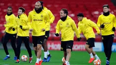 Pemain Borussia Dortmund melakukan pemanasan selama sesi latihan di Stadion Wembley di London, Inggris (12/2). Dortmund akan bertanding melawan Tottenham Hotspur pada babak 16 besar Liga Champions. (AP Photo/Frank Augstein)