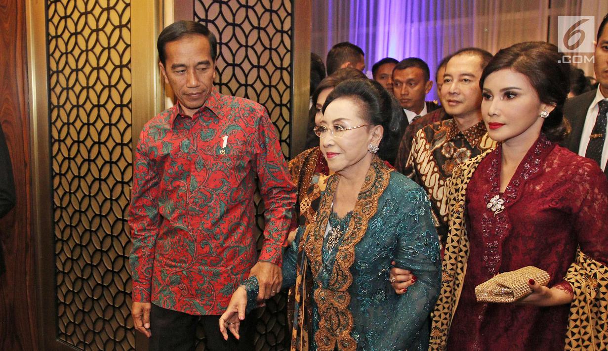 Presiden Joko Widodo saat menghadiri perayaan ultah pendiri PT Mustika Ratu Tbk, Mooryati Soedibyo di Jakarta, Jumat (5/1). Mooryati Soedibyo menggelar syukuran atas panjang yuswo atau panjang umur ke 90.  (Liputan6.com/Herman Zakharia)