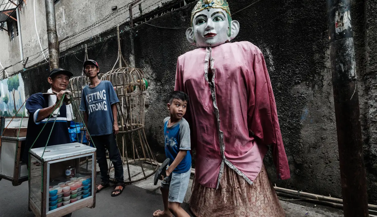 Beberapa tahun terakhir nilai sakral dari salah satu ikon budaya Betawi itu berubah karena ada yang menggunakannya untuk mencari nafkah dengan mengamen di jalan-jalan atau dari rumah ke rumah. (Yasuyoshi CHIBA/AFP)