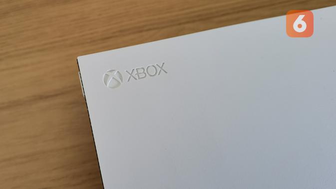 Tampak logo Xbox di bagian atas bodi konsol Xbox Series S ini. (Liputan6.com/ Yuslianson)