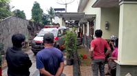 Warga Dusun Cetis, Desa Karang Anyar, Kecamatan Jati Agung, Lampung Selatan, digegerkan oleh penemuan mayat seorang wanita di dalam rumahnya pada Selasa (7/10/2025) siang (Liputan6.com/Ardhi Munthe)