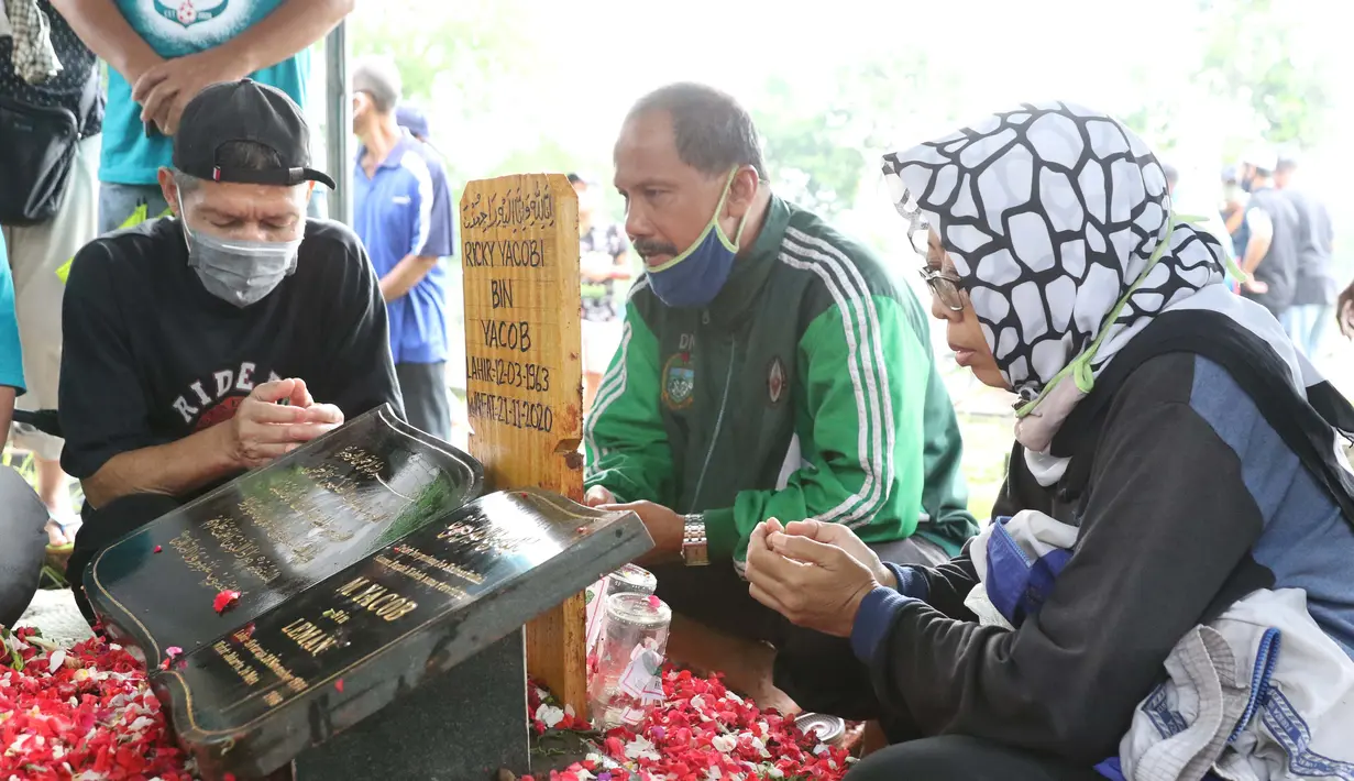 Kerabat berdoa usai pemakaman jenazah mantan penggawa Timnas Indonesia, Ricky Yacobi di TPU Tanah Kusir, Jakarta, Sabtu (21/11/2020). Ricky Yacobi meninggal dunia, Sabtu (21/11). Ricky Yacobi merupakan striker andalan Timnas Indonesia era 1980 hingga 1990 an. (Liputan6.com/Helmi Fithriansyah)
