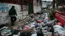 Rata-rata sampah yang dibuang di tepi jalanan tersebut kondisinya tak terpilah. Sebab, jika dilihat dari dekat hampir seluruh bungkusan itu berisi limbah sisa makanan, plastik, dan kardus. (DEVI RAHMAN/AFP)