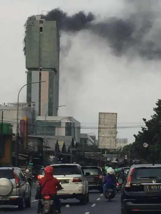 Kepulan asap dari sebuah gedung Swiss-Belhotel di daerah Kelapa Gading, Jakarta Utara, Minggu (7/8/2016). Sebanyak 18 mobil pemadam Kebakaran Suku Dinas Jakarta Utara diterjunkan untuk memadamkan kebakaran di Swiss Belhotel. (Istimewa)