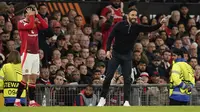 Pelatih Manchester United, Ruben Amorim, memberi isyarat di samping Mason Mount saat pertandingan semifinal leg kedua Liga Europa antara Manchester United dan Athletic Bilbao, Kamis, 8 Mei 2025. (AP Photo/Dave Thompson)