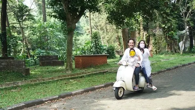 6 Potret Harmonis Randy Nidji dan Istri, Kompak Bareng Dua Anak