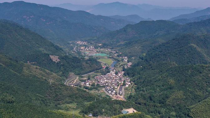 Pemandangan Desa Maoping di Kota Fuchunjiang, Wilayah Tonglu, Provinsi Zhejiang, China pada 6 September 2020. Pengunjung dapat mencicipi kehidupan pedesaan yang tenang tanpa hiruk pikuk di Kota Fuchunjiang dengan desa-desa berpemandangan indah dan objek wisata populer. (Xinhua/Huang Zongzhi)