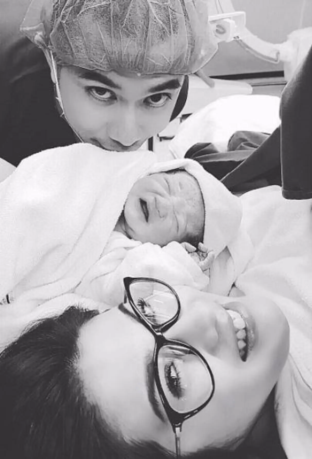 Mantan istri Samuel Rizal, Stevianne Agnecya mengunggah foto kebahagiaannya usai melahirkan (Instagram/@steviagnecya)