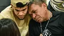 Terlihat, dalam beberapa foto, sang ayah tidak bisa menahan tangis saat bertemu dengan putranya, winger Liverpool tersebut. (Handout / FEDERACION COLOMBIANA DE FUTBOL / AFP)