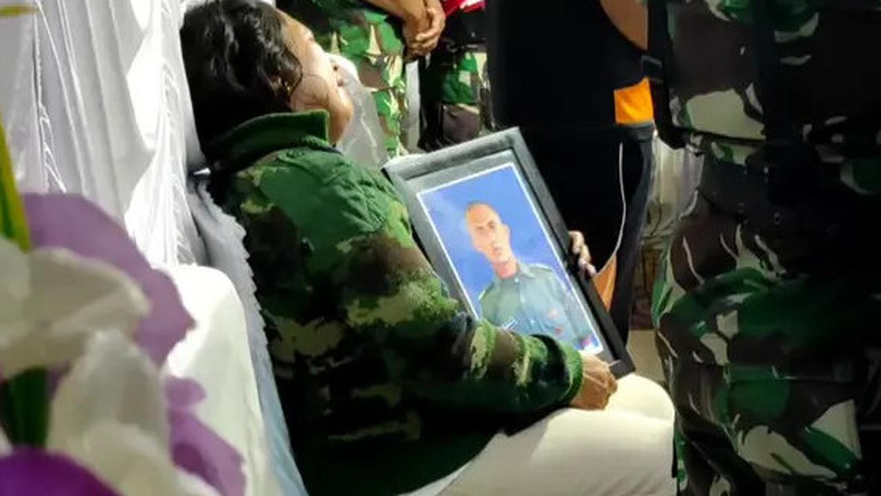 Mama Sudah Datang, Nak, Mama Sudah Datang', Ibu Prada Lucky Tak Kuasa Menahan Tangis di Samping Jenazah Anaknya