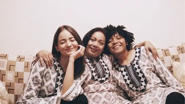 6 Potret Kedekatan Enzy Storia dan Sang Ibu, Selalu Kompak