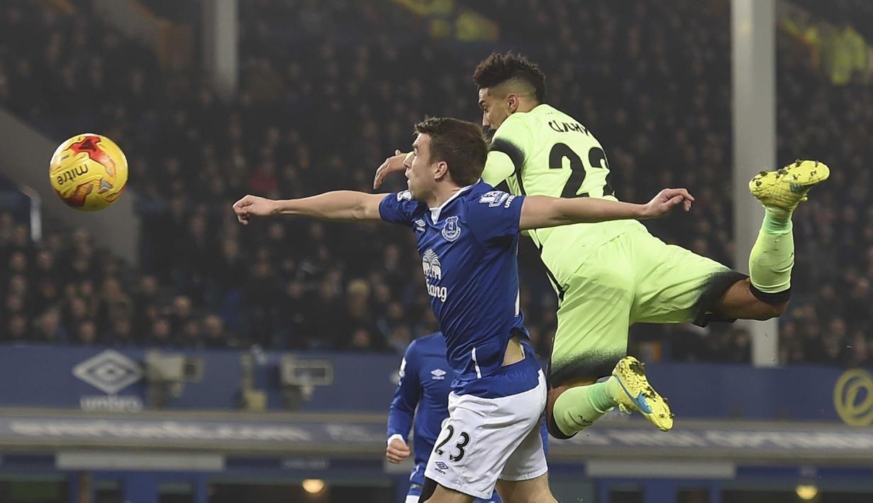 Pemain Manchester City, Gael Clichy (kanan) berebut bola dengan pemain Everton, Seamus Coleman pada leg pertama semi-final Piala Liga Inggris di Stadion Goodison Park, Liverpool, Rabu (6/01/2016). (AFP Photo/Paul Ellis)