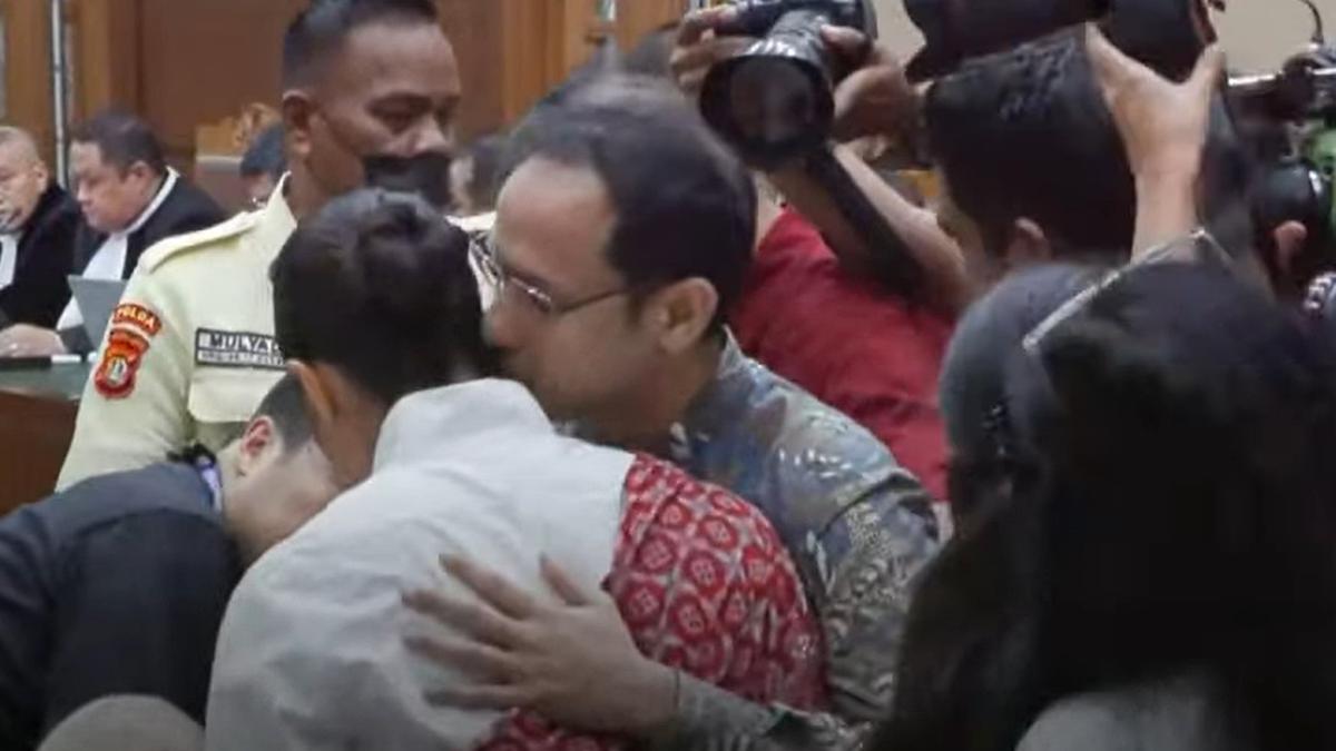 Momen Romantis Nadiem Makarim Peluk dan Cium Istri Sebelum Sidang Vonis