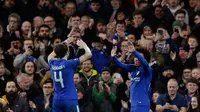 Pemain Chelsea Willian melakukan selebrasi dengan rekan setimnya Cesc Fabregas usai mencetak gol ketiga saat melawan Hull City dalam pertandingan Piala FA Inggris di stadion Stamford Bridge di London (16/2). (AP Photo / Alastair Grant)