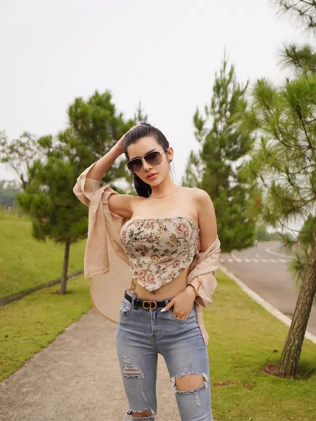 Gaya Kece Maria Vania Kenakan Ripped Jeans