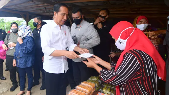 Presiden Joko Widodo (Jokowi) didampingi Ibu Negara Iriana Jokowi meninjau aktivitas pedagang di Pasar Sila, Kabupaten Bima, Nusa Tenggara Barat (NTB).