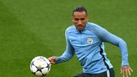 Bek Manchester City, Danilo berusaha mengontrol bola saat latihan jelang menghadapi Liverpool pada leg pertama perempatfinal Liga Champions di stadion Anfield di Liverpool, Inggris (3/4). (AFP Photo/Paul Ellis)