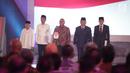 Capres dan Cawapres nomor urut 01 dan 02 Joko Widodo-Ma'ruf Amin, Prabowo Subianto-Sandiaga Uno menyanyikan lagu Indonesia Raya saat Debat Perdana Capres 2019 di Gedung Bidakara, Pancoran, Jakarta Selatan, Kamis (17/1). (Liputan6.com/Faizal Fanani)