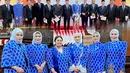 Putri Zulhas pakai kebaya janggan sarimbit berlengan terumpet renda putih. Dipadu dengan kain Batik cerah berwarna cokelat dan hijab lilit baby blue [@putri.zulhas]