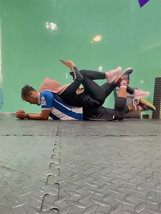 Kemesraan Okie dan suami yang lebih muda tujuh tahun berhasil membuat netizen meleleh. Seperti saat mereka olahraga bareng. [Instagram/okieagustina_]