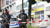 Polisi berjaga di lokasi serangan pisau di supermarket Hamburg, Jerman. (DPA/Paul Weidenbaum)