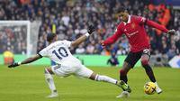 Pemain Manchester United, Marcus Rashford, berusaha melewati pemain Leeds United, Crysencio Summerville, pada laga Liga Inggris di Stadion Elland Road, Minggu (12/2/2023). Ketajaman itu membuat manajer MU, Erik ten Hag, tak ragu menyebut Rashford sebagai satu di antara penyerang terbaik di Eropa.(AP Photo/Jon Super)