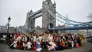 Kontestan Miss World 2019 berpose saat pemotretan untuk festival Miss World ke-69 dan final di depan Tower Bridge, London (21/11/2019). 120 perwakilan nasional dari seluruh dunia akan bersaing memperebutkan mahkota Miss World ke-69 di London, dengan final berlangsung 14 Desember. (AFP/Ben Stansall)
