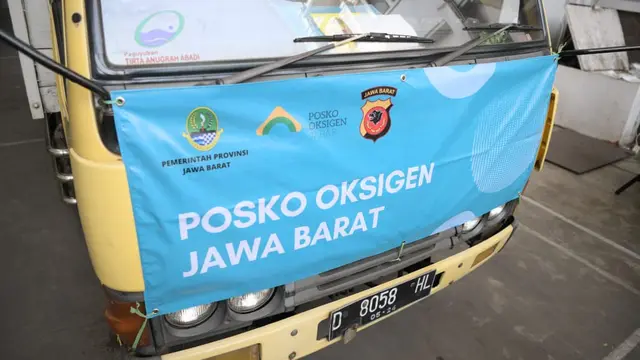 Satgas Oksigen Jabar saat mengirim tabung oksigen ke kabupaten/kota di Jabar. (sumber foto: Biro Adpim Jabar)
