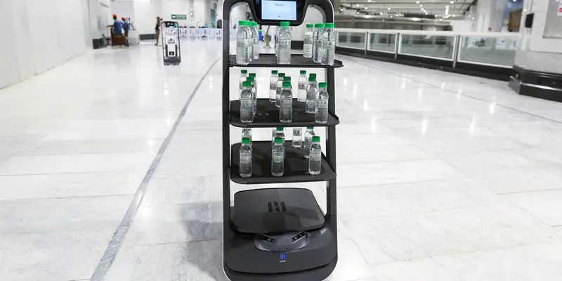 Arab Saudi Pakai Robot Bagikan Air Zamzam