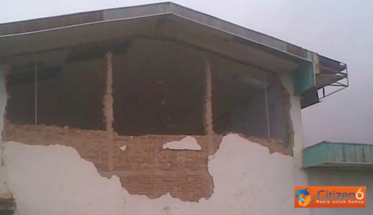 Citizen6, Bandung: SMP Negeri 1 Kertasari, Kabupaten Bandung, rusak parah akibat gempa bumi. Hingga saat ini sekolah tersebut belum di renovasi. (Pengirim: Sany Bahtiar)