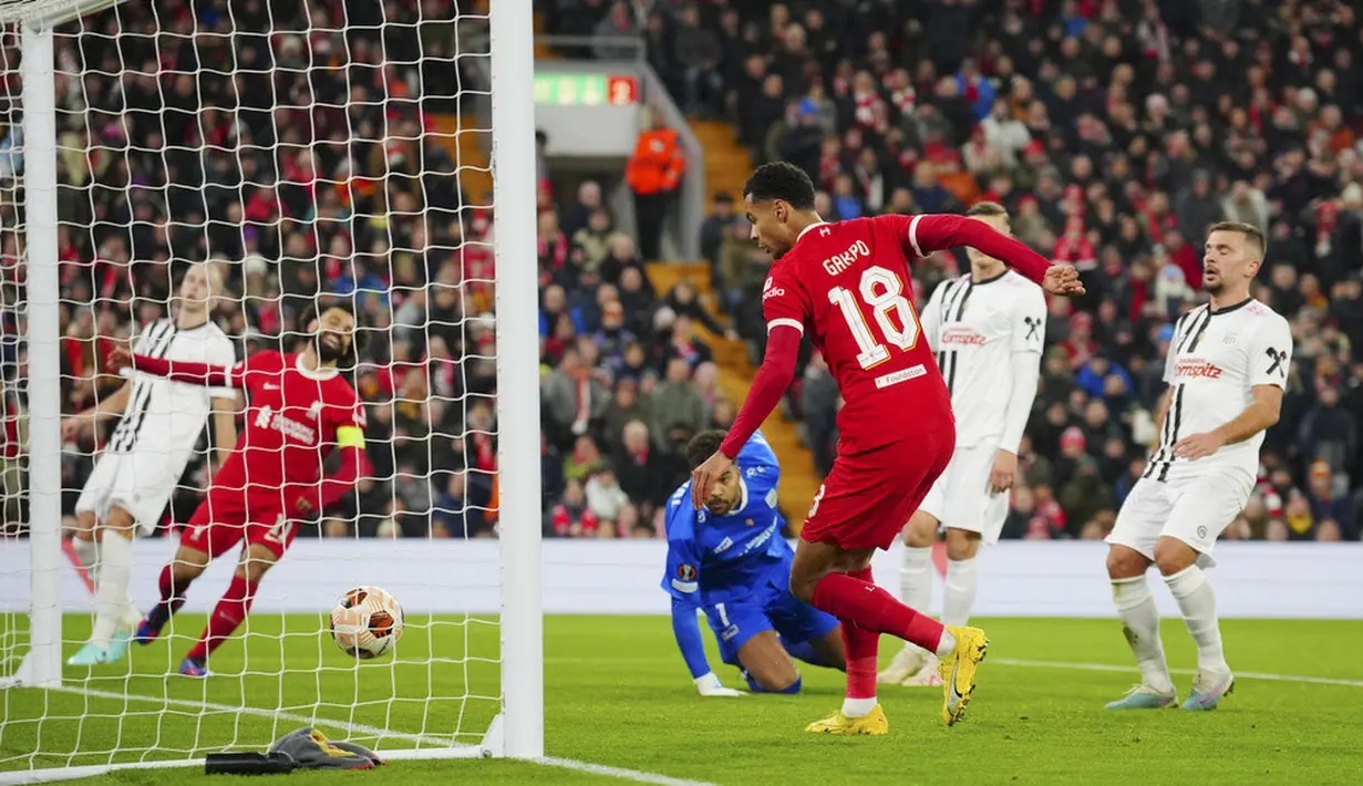 Penyerang Liverpool, Cody Gakpo, mencetak gol ke gawang LASK dalam duel matchday 5 Grup E Liga Europa 2023/2024 di Stadion Anfield, Jumat (1/12/2023). (AP Photo/Jon Super)