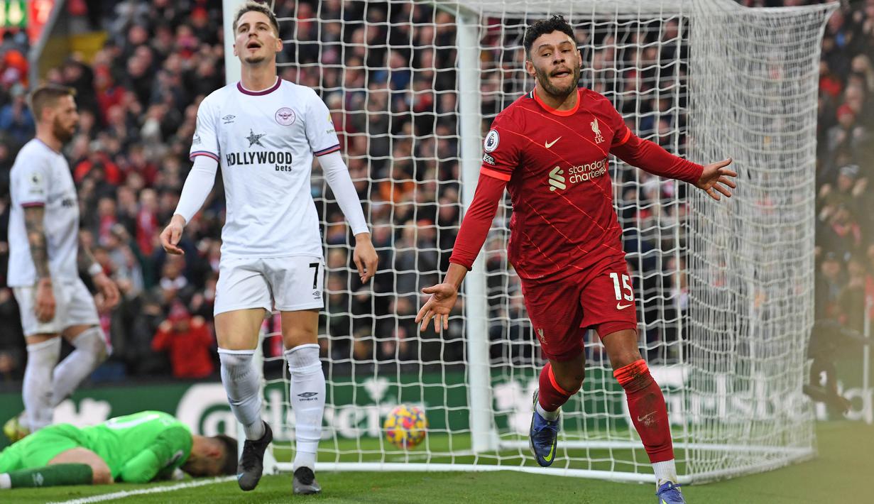 Pada menit ke-69, meski dihimpit dua pemain lawan, Alex Oxlade-Chamberlain berhasil menjebol gawang Brentford dengan sundulannya. (AFP/Paul Ellis)