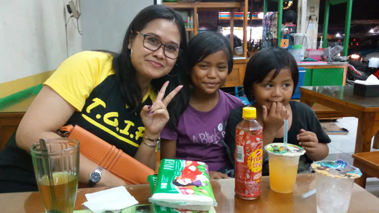 dua anak penjual tisu