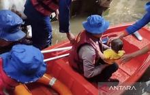 Polda Metro Jaya Sigap Tangani Banjir Kebon Pala Jaktim, Evakuasi Warga Terdampak
