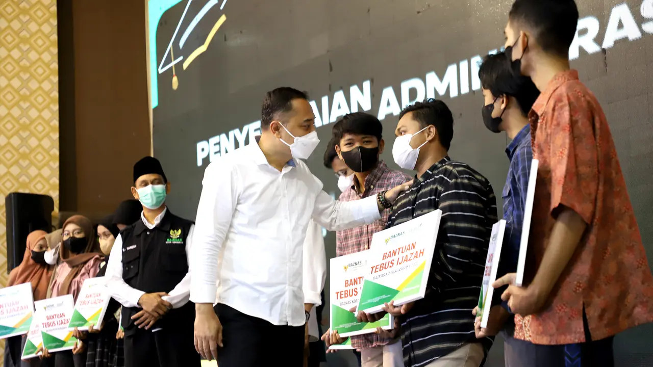 Eri Cahyadi menyerahkan ijazah yang sudah ditebus kepada pelajar SMA di Surabaya. (Dian Kurniawan/Liputan6.com)