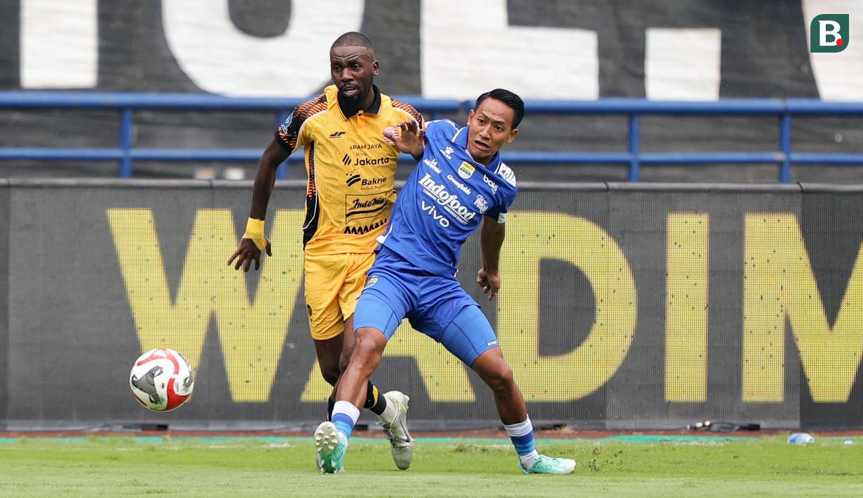Pemain Persib Bandung, Beckham Putra (kanan) berebut bola dengan pemain Persija Jakarta, Allano De Souza Lima dalam laga lanjutan BRI Super League 2025/2026 di Stadion Gelora Bandung Lautan Api, Bandung, Minggu (11/01/2026). (Bola.com/Abdul Aziz)