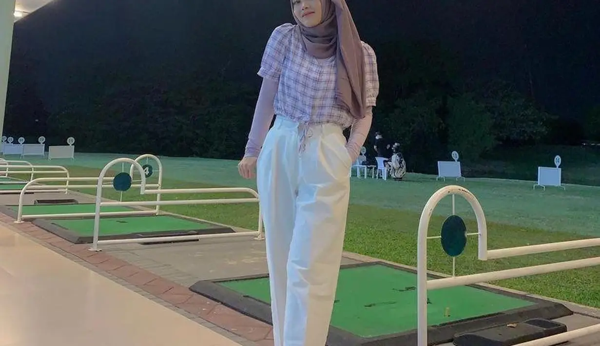 Plaid puff sleeve yang dipadukan dengan inner warna ungu, dan high waist warna putih tak kalah menarik. Pilih pashmina warna mauve agar makin chic. (Instagram/putridelinaa).