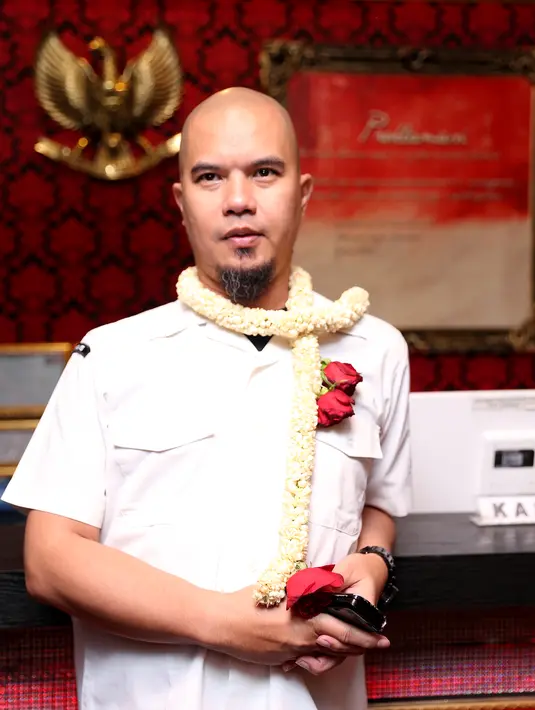 "Kalau bisnis lain sedang turun, karaoke ini perlahan naik meski tidak signifikan. Saya nggak tahu ya merek (tempat karaoke) yang lain. Tapi secara keseluruhan baik dan tidak turun seperti sektor lain," ujar Ahmad Dhani. (Andy Masela/Bintang.com)