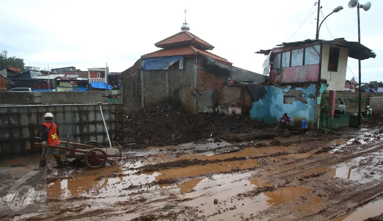 Aktivitas pekerja di sekitar Mushala Assa'adah yang berada di bantaran Sungai Ciliwung, Jakarta, Kamis (2/2). Mushala Assa'adah menjadi pusat perhatian karena hanya bangunan ini yang masih berdiri kokoh. (Liputan6.com/Immanuel Antonius)