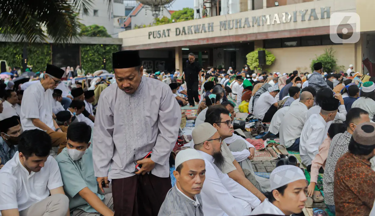 Meski mendung tidak menyurutkan kebahagiaan dan kekhusyukan jemaah dalam melaksanakan sholat id. (Liputan6.com/Faizal Fanani)