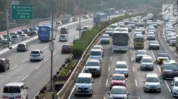Sejumlah bus melintasi ruas tol dalam kota arah Cawang, Jakarta, Sabtu (9/6). H-6 Hari Raya Idul Fitri 1439 H, ruas tol dalam kota Jakarta masih terlihat padat. (Liputan6.com/Helmi Fithriansyah)