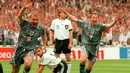4. Alan Shearer mencetak gol saat pertandingan Jerman melawan Inggris baru berjalan 2 menit 14 detik di semifinal Piala Eropa 1996. (AFP/Martin Mayhow)