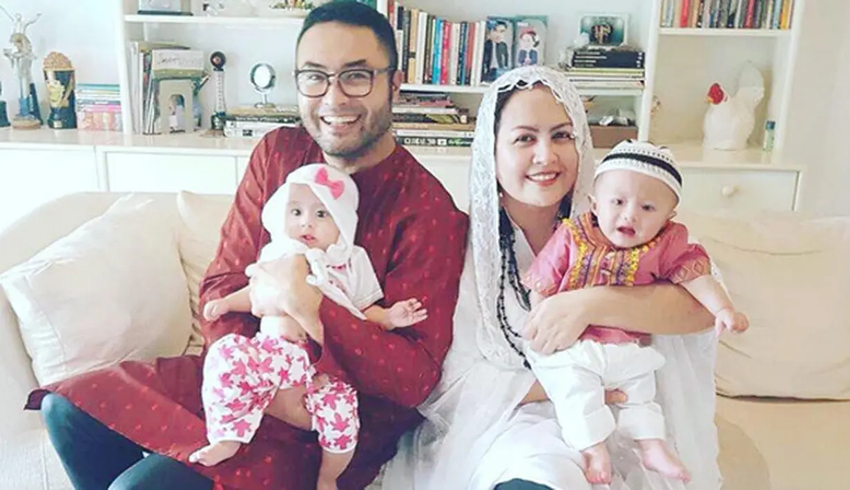 Untuk mengantisipasi anaknya cemburu, Surya sering kali memperlakukan sama pada buah hatinya. Salah satunya menggendong ya harus berdua.  (Instagram/Bintang.com)