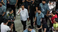 Jokowi tak lama berada di Pasar Tanah Abang. Kabarnya Jokowi akan ke Sarinah, namun iring-iringan presiden kembali ke Istana karena Jokowi akan menerim DPP PPP. (Liputan6.com/Faizal Fanani)