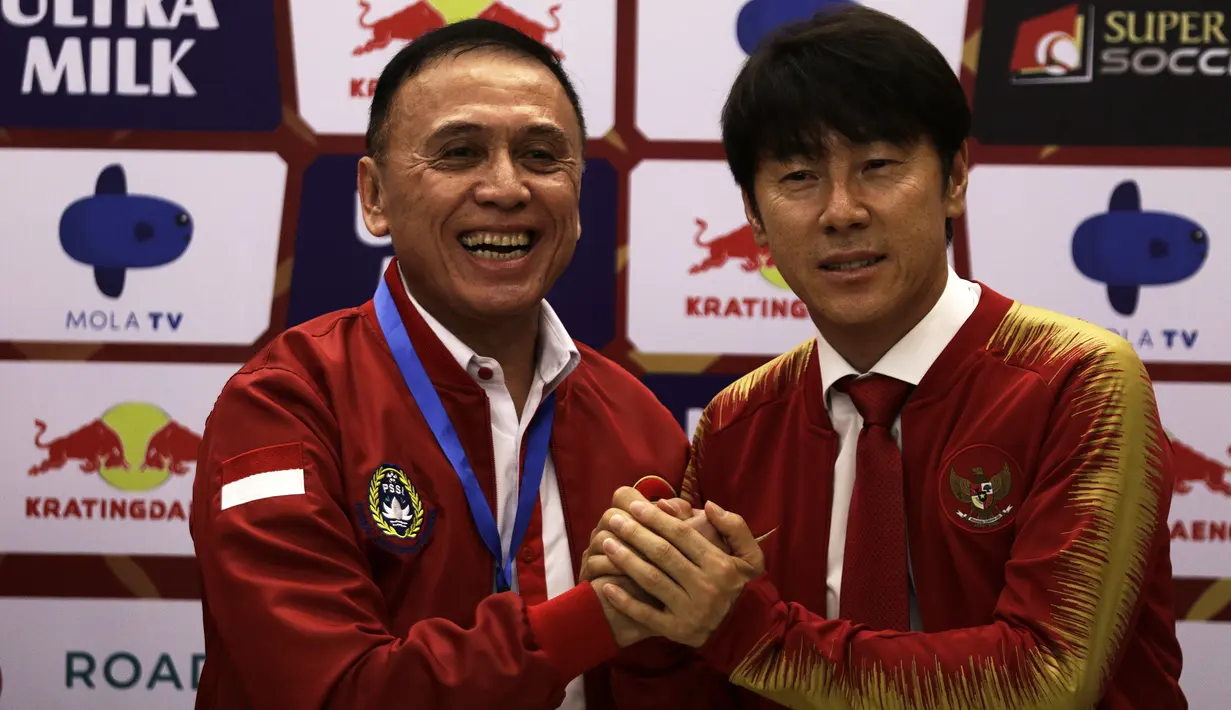 Ketua Umum PSSI, Mochamad Iriawan, bersama pelatih Timnas Indonesia, Shin Tae-yong, dalam perkenalan pelatih Timnas Indonesia di Stadion Pakansari, Cibinong, Sabtu (28/12). PSSI Kontrak Shin Tae-yong 4 Tahun sebagai Pelatih Timnas.(Bola.com/Yoppy Renato)