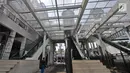 Suasana Terminal Manggarai yang tengah direnovasi di Jakarta, Selasa (4/9). Dinas Perhubungan DKI mulai merenovasi sarana dan prasarana di Terminal Manggarai setelah berbulan-bulan rusak dan terbengkalai. (Merdeka.com/Iqbal S Nugroho)