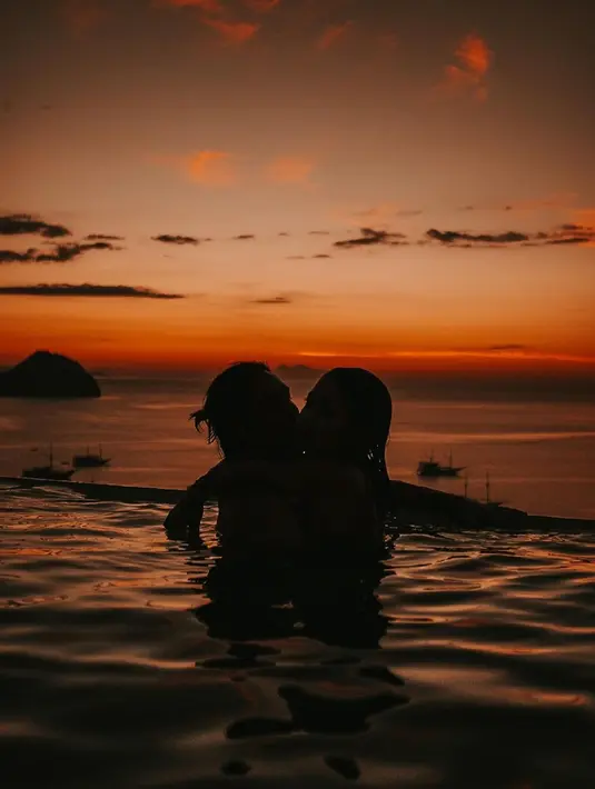 Melalui laman Instagramnya, Canti Tachril juga sering unggah foto siluet bareng sang suami, Adipati Dolken. Bersamaan dengan matahari yang hampir tenggelam, pasangan yang menikah tahun 2020 ini juga sembari pamer kemesraannya. Tak sedikit warganet baper melihat kebersamaan keduanya yang bak ABG meski sudah menikah. (Liputan6.com/IG/@cantitachril)