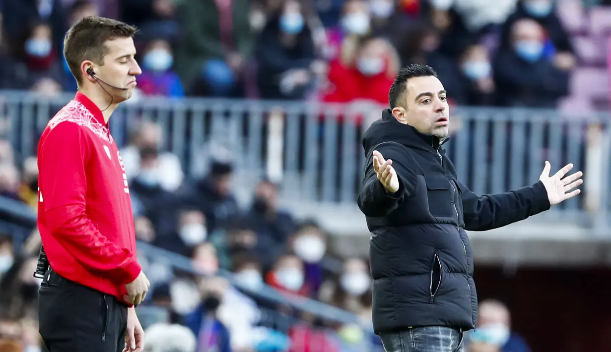 Pelatih Barcelona, Xavi Hernandez, tak mampu menutupi kekecewaan usai anak asuhnya dipermalukan Real Betis di Camp Nou pada laga Liga Spanyol, Sabtu (4/12/2021). (AP/Joan Monfort)