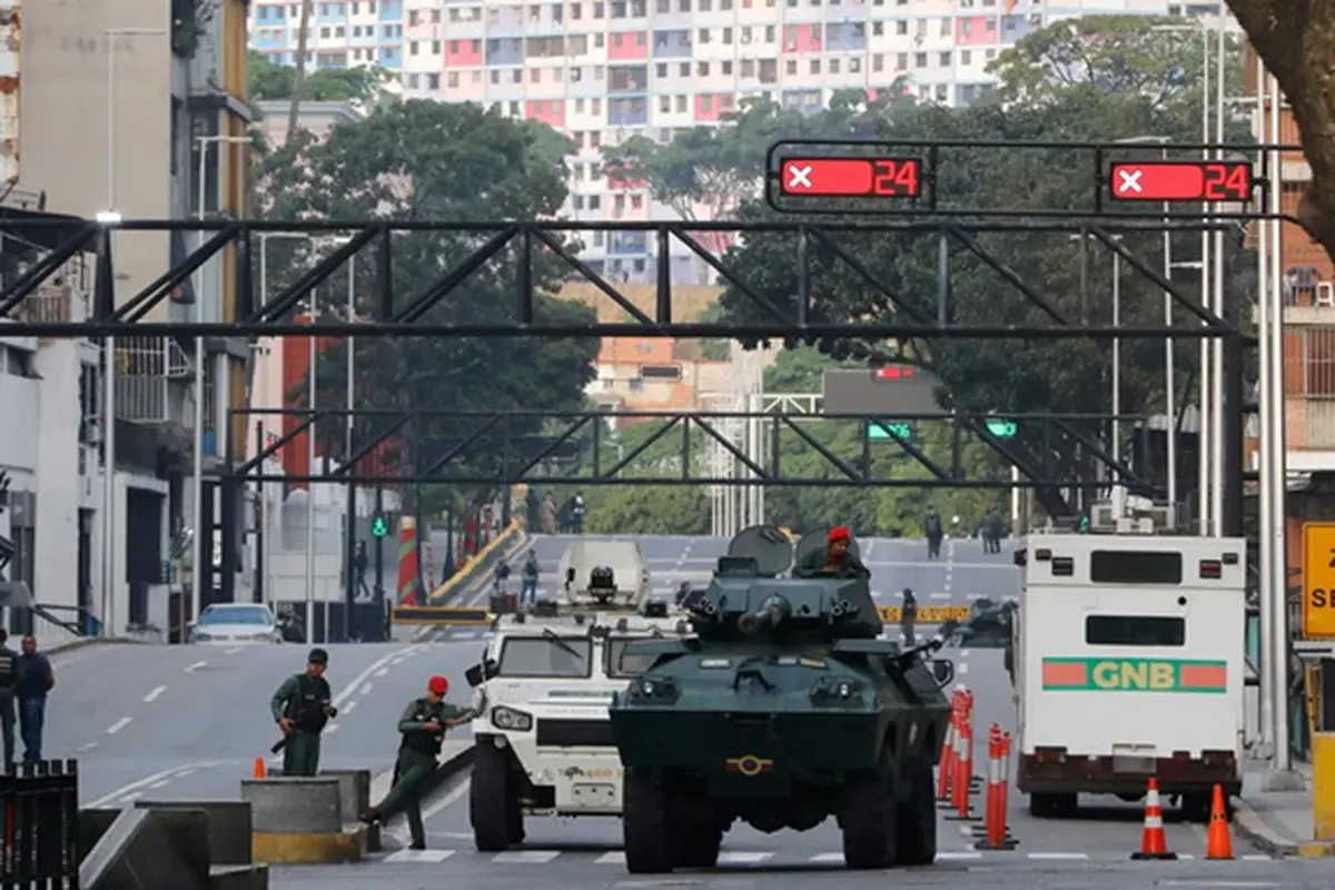 Kendaraan lapis baja Garda Nasional memblokir sebuah jalan yang mengarah ke Istana Kepresidenan Miraflores di Caracas, Venezuela, Sabtu, (3/1/2026) di tengah eskalasi ketegangan pasca penangkapan Presiden Nicolas Maduro dan istri oleh Amerika Serikat.